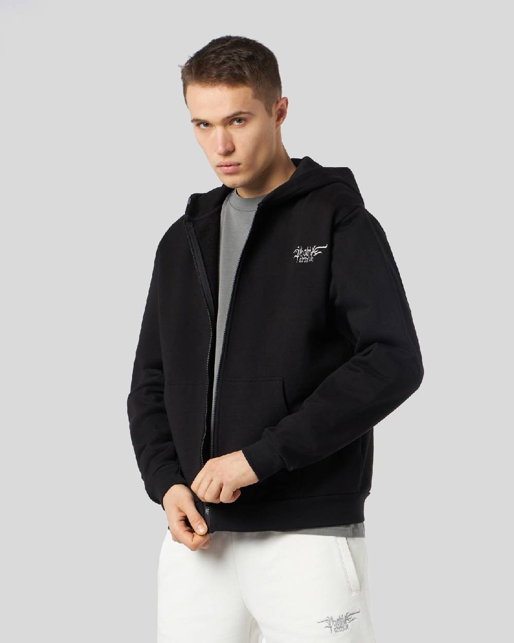 Phobia Archive FELPA CON ZIP NERA CON GOTIC LOGO RICAMATO Offerta Giorno del Papà