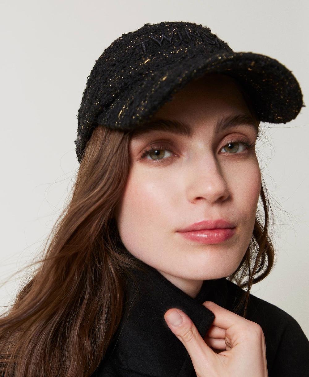 Scee by twin set Cappello da baseball bouclé con logo Offerta esclusiva