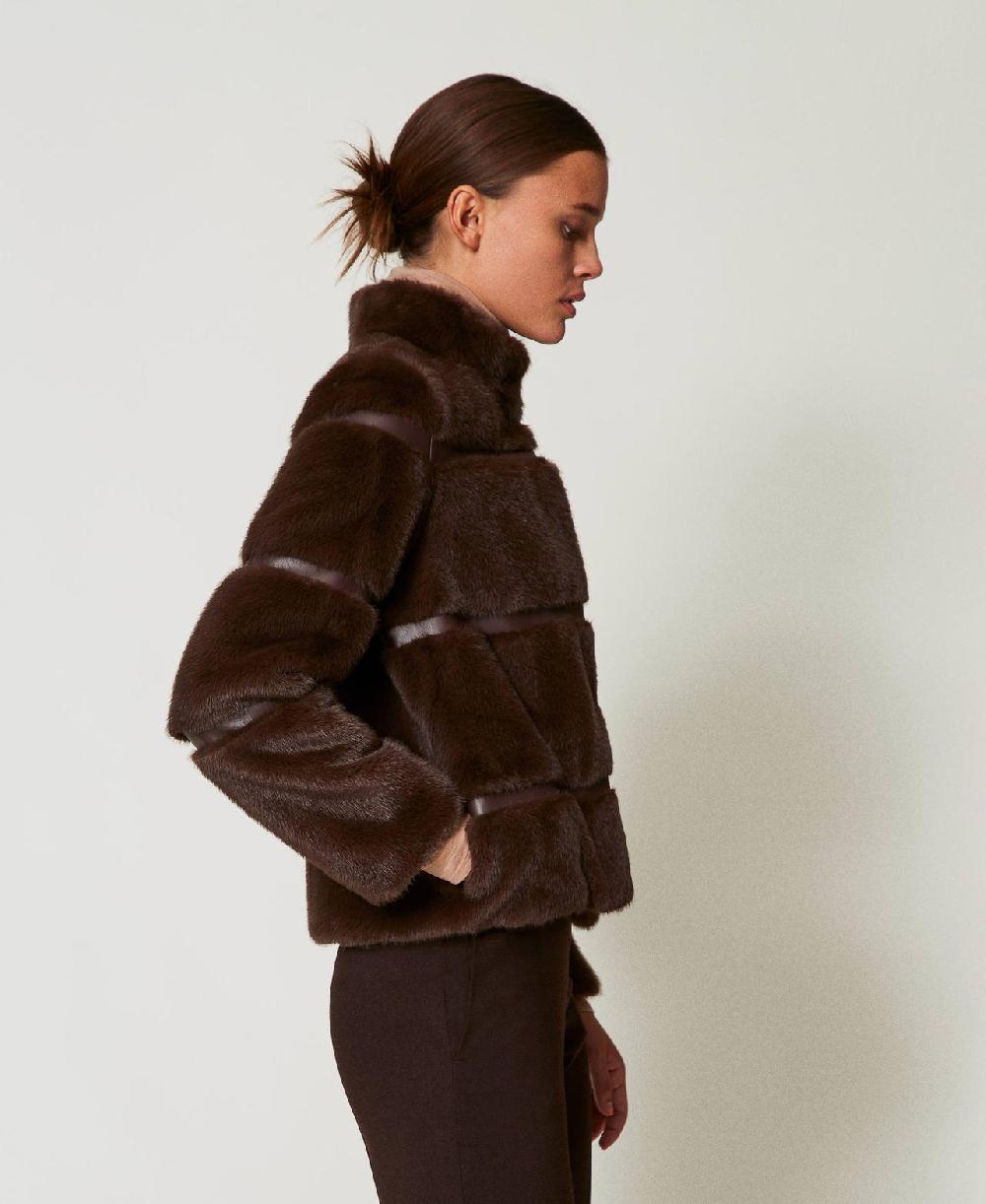 Scee by twin set Cappotto corto in faux fur con intarsi Offerta Anniversario