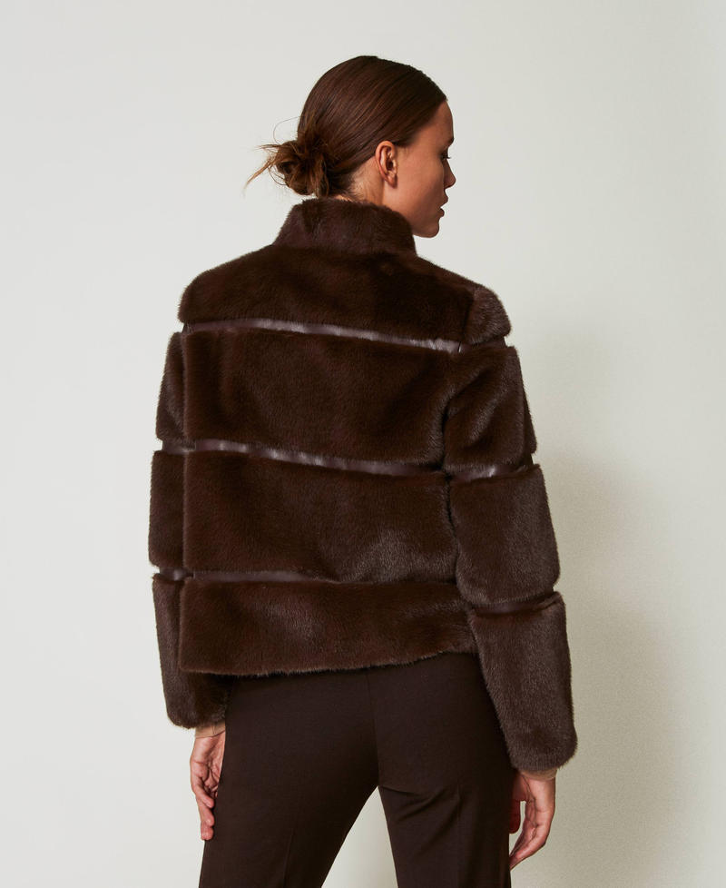Scee by twin set Cappotto corto in faux fur con intarsi Offerta Anniversario