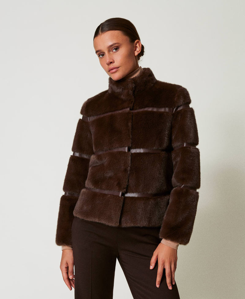 Scee by twin set Cappotto corto in faux fur con intarsi Offerta Anniversario